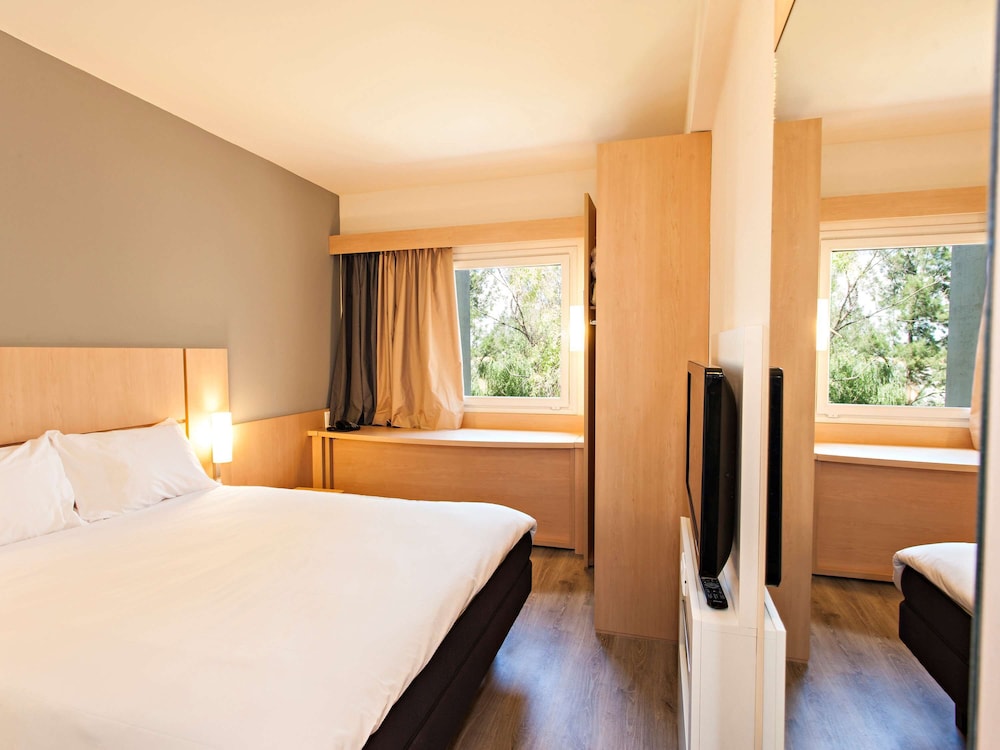 Ibis Pilar 17/63