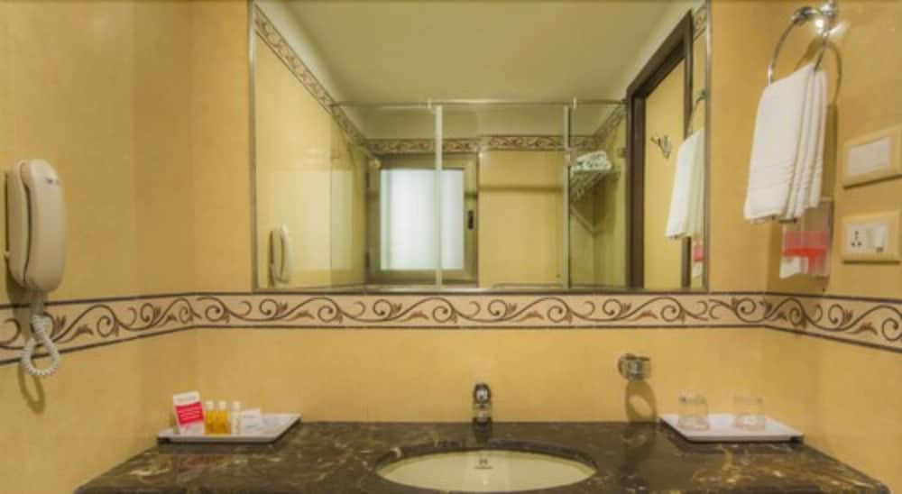 Airport International Hotel 28/28