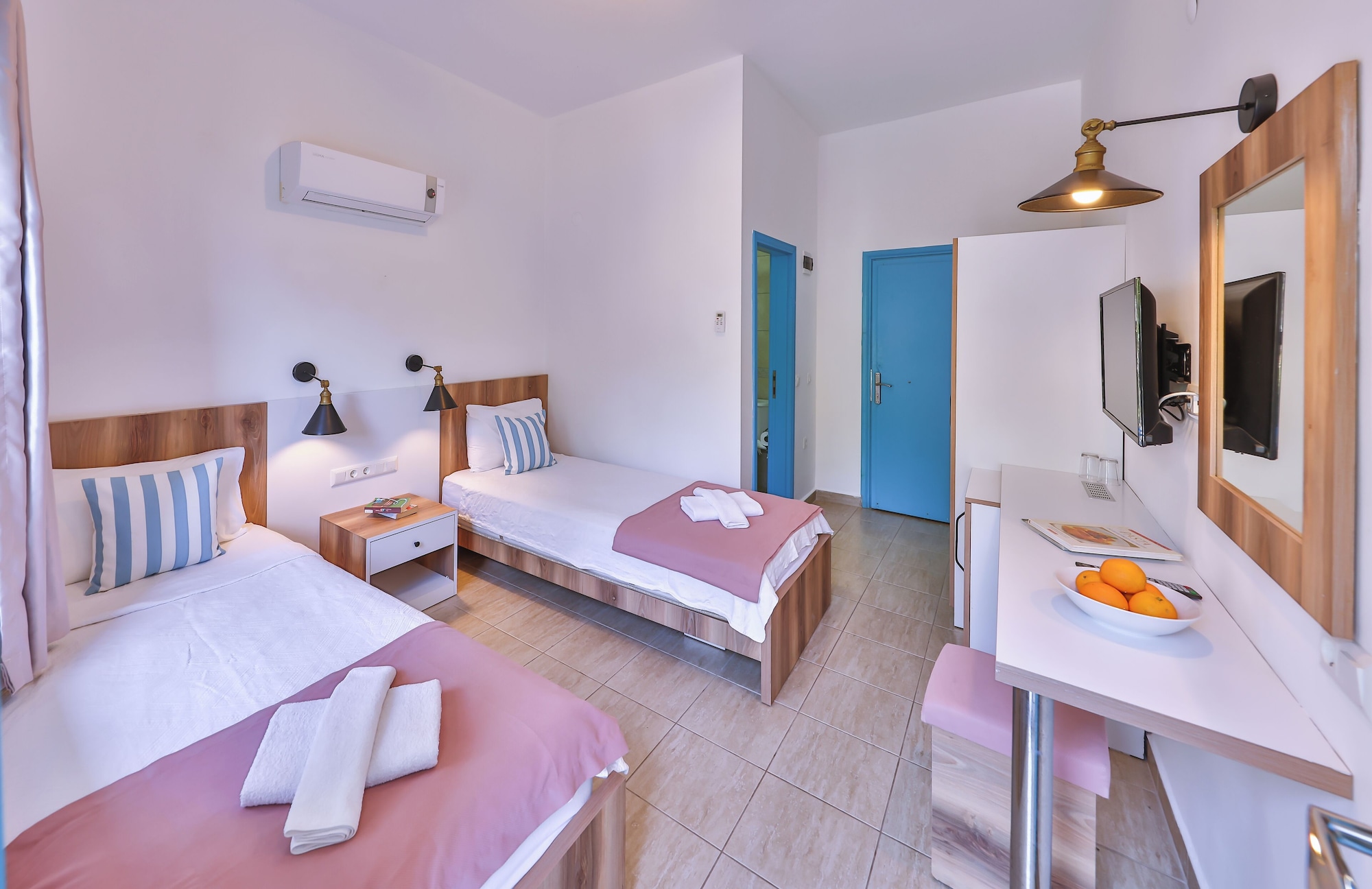ROOM, TWIN BEDS, PARTIAL SEA VIEW, BALCONY