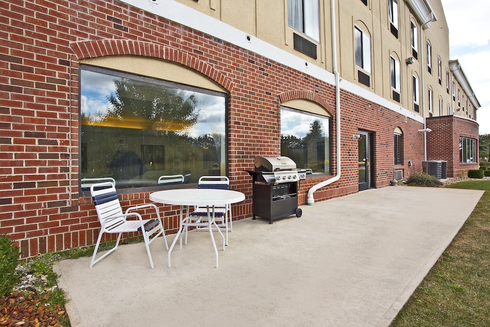 Holiday Inn Express Hotel Suites Goshen 63/75