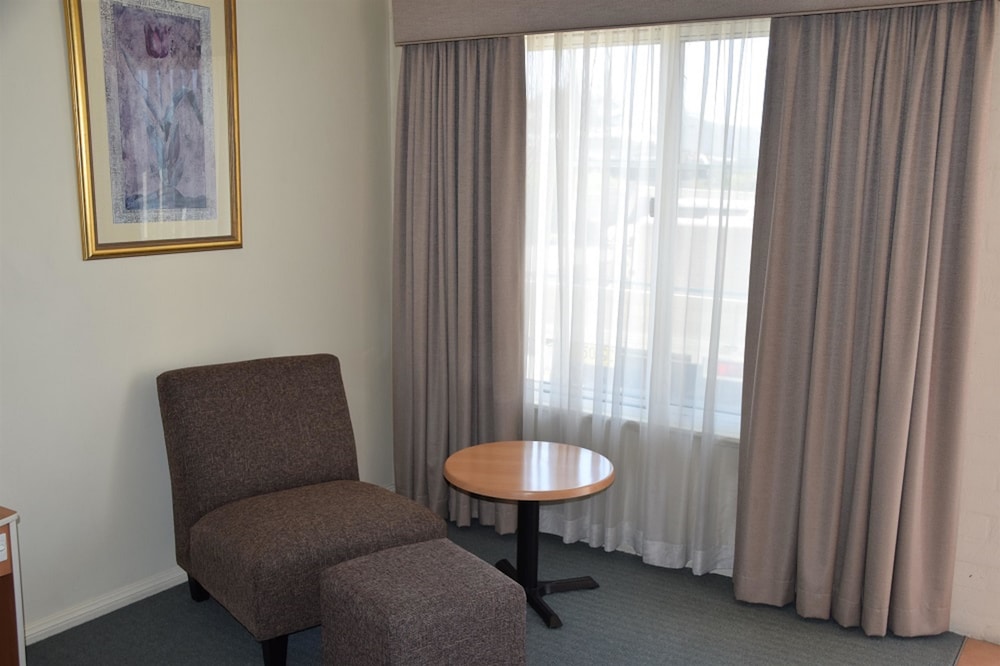 Coachmans Inn Motel 27/34
