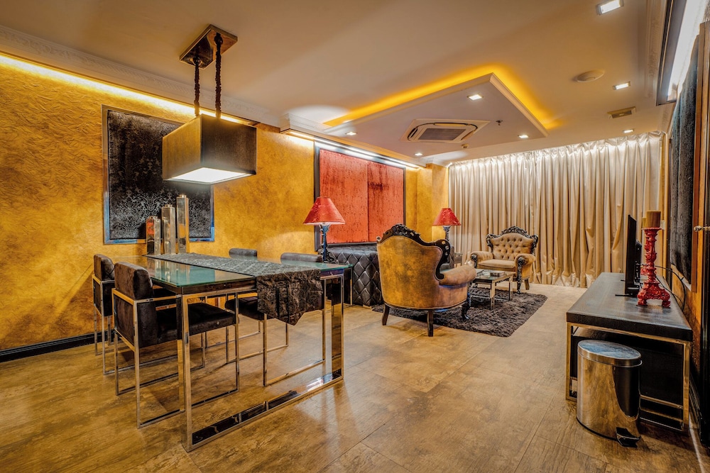 Fields Plaza Suites 55/65