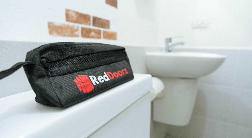 RedDoorz near Ciputra Golf Surabaya 27/50