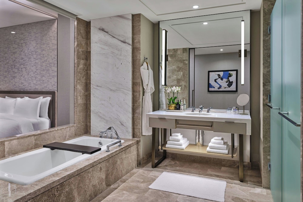 غرفة ديلوكس بسريرين كوين بإطلالة على النهر لذوي الإعاقة، The St. Regis Chicago 2/4