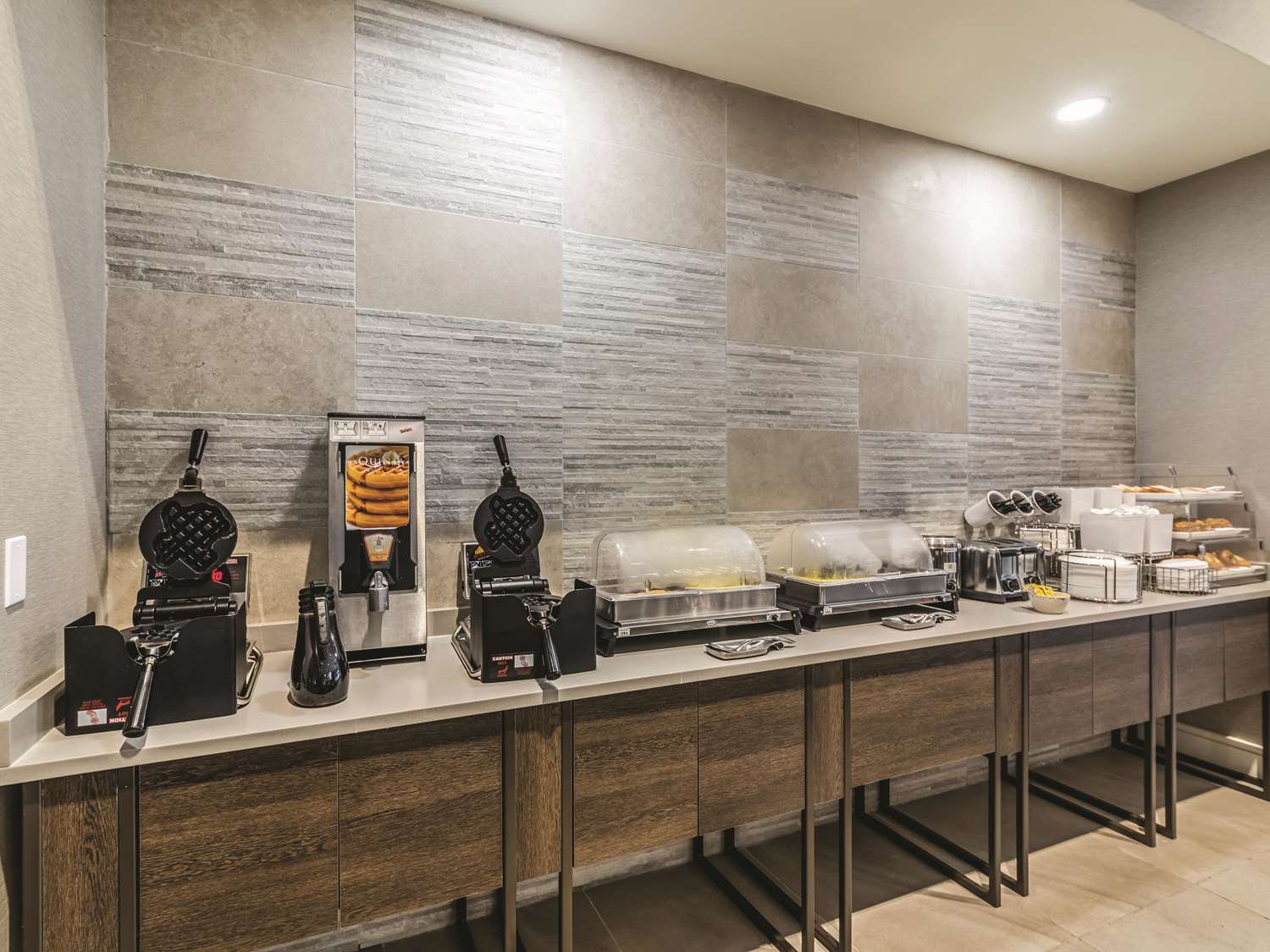 La Quinta Inn and Suites by Wyndham Austin Near The Domain 26/52