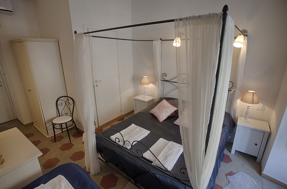 Deluxe Rooms 16/59