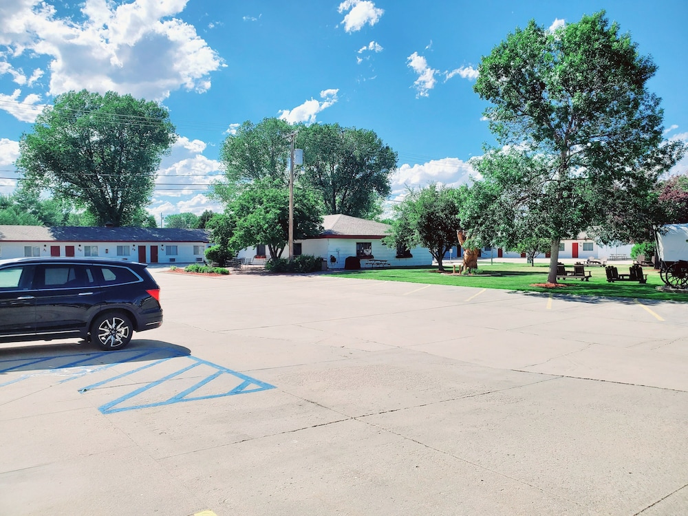 Covered Wagon Motel (ex Rodeway Inn Lusk) 33/50