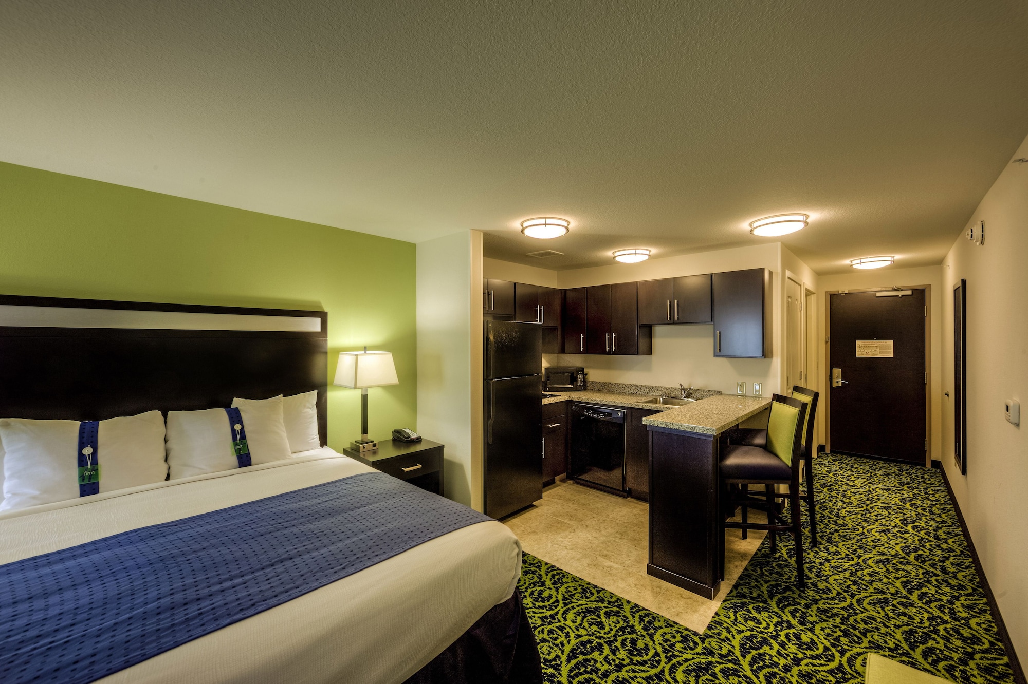 جناح بسرير كينج بغرفة نوم واحدة مع أريكة، Holiday Inn Express Richmond by IHG 3/6