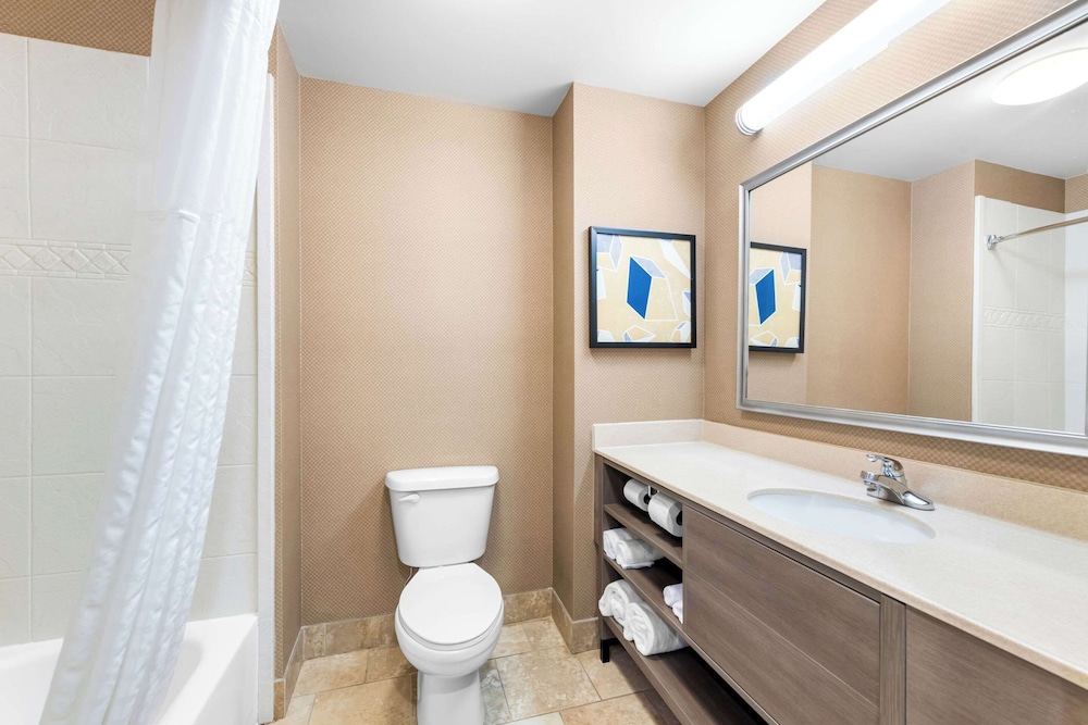 غرفة بسرير كينج لذوي الإعاقة، Comfort Inn Harriman, TN 4/6