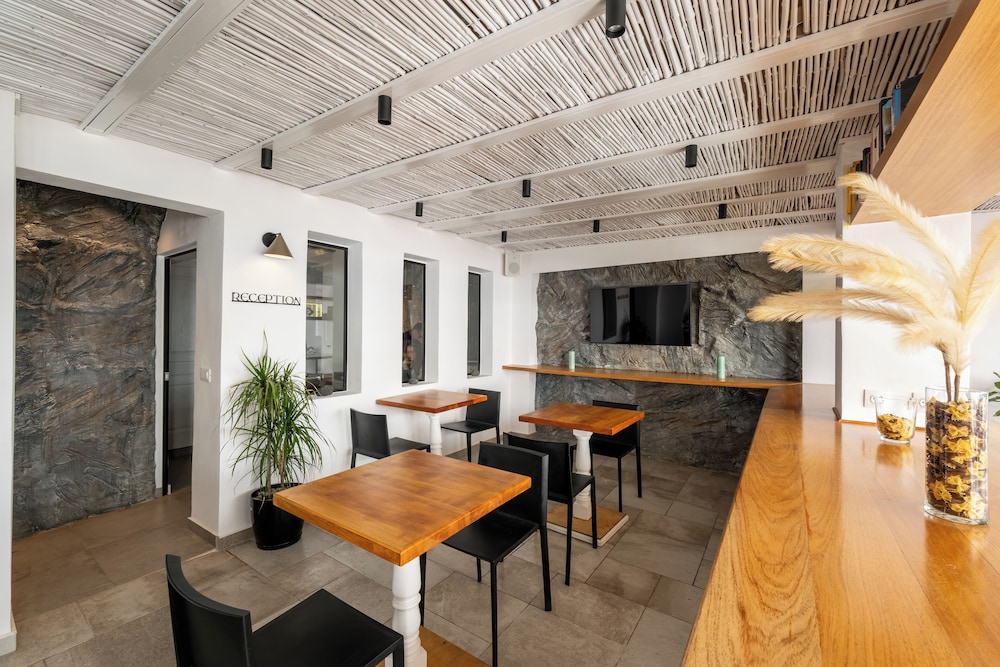 Amaze Suites 52/65