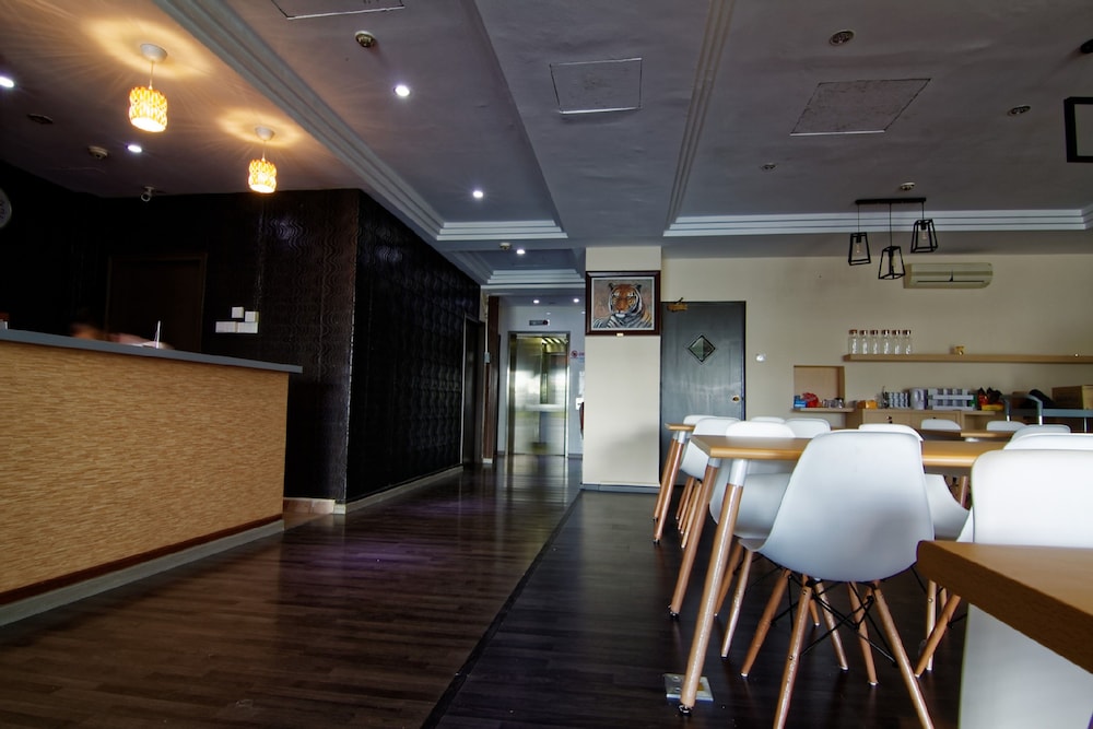 The Noble Hotel 32/48