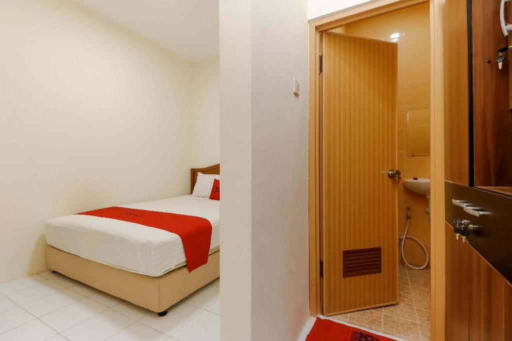 Reddoorz Plus Near Ciputra World Kuningan 2 26/50