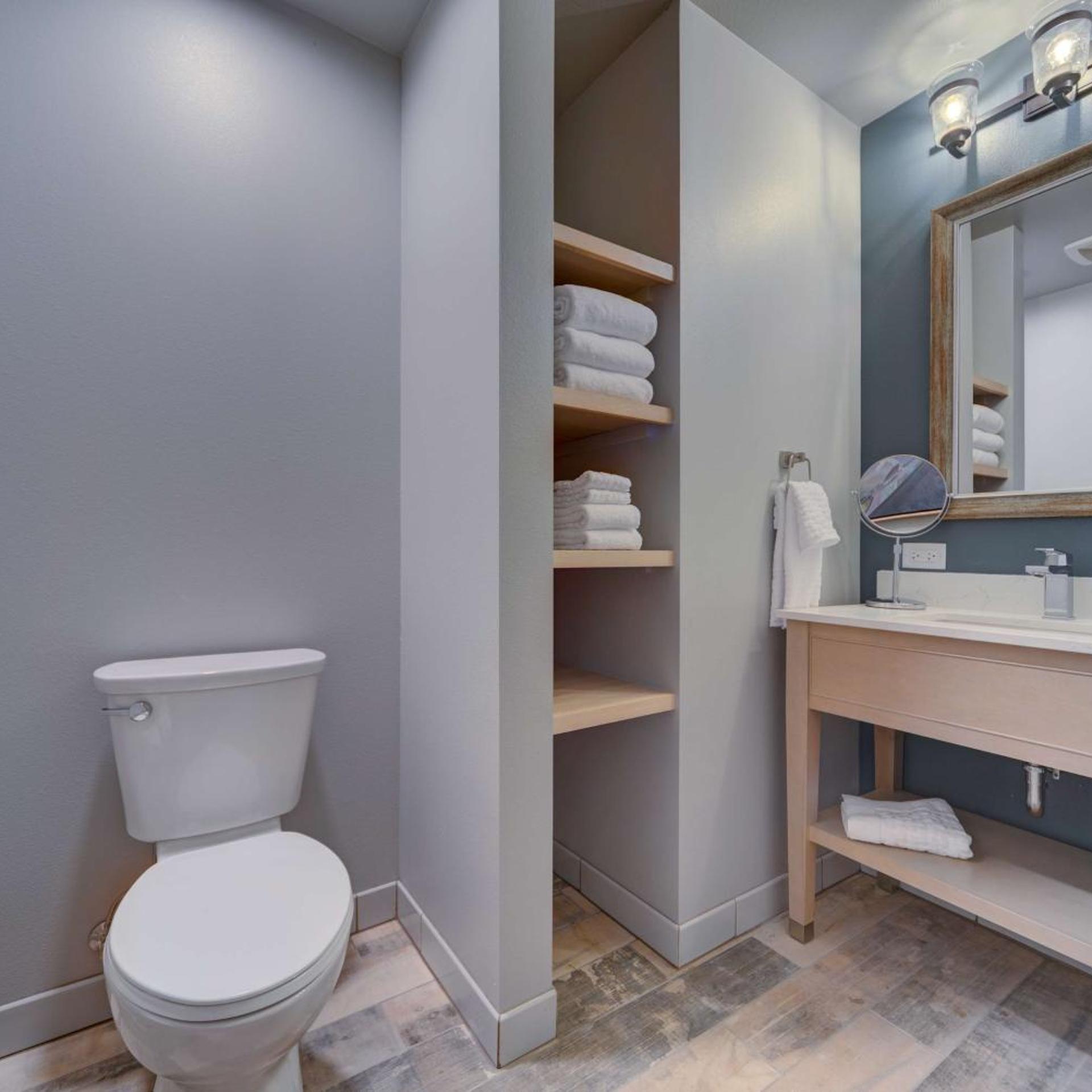 جناح بسرير فردي وسرير كوين بإطلالة على الجبل مع أريكة، Hotel Peppertree Bend, BW Premier Collection 4/11