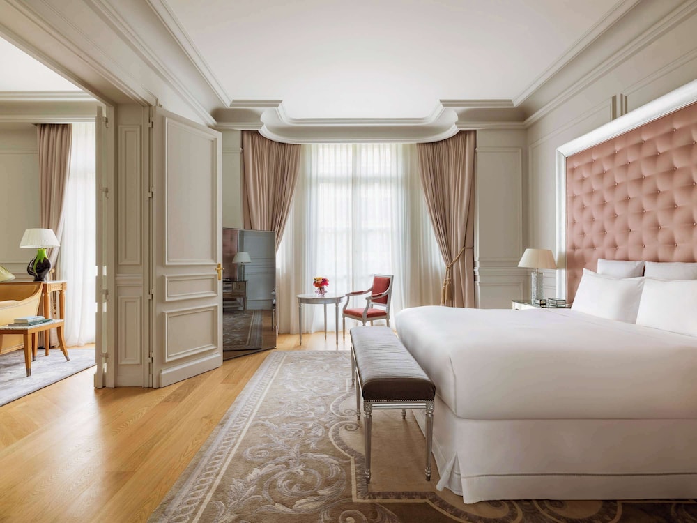 GALLERY, SUITE