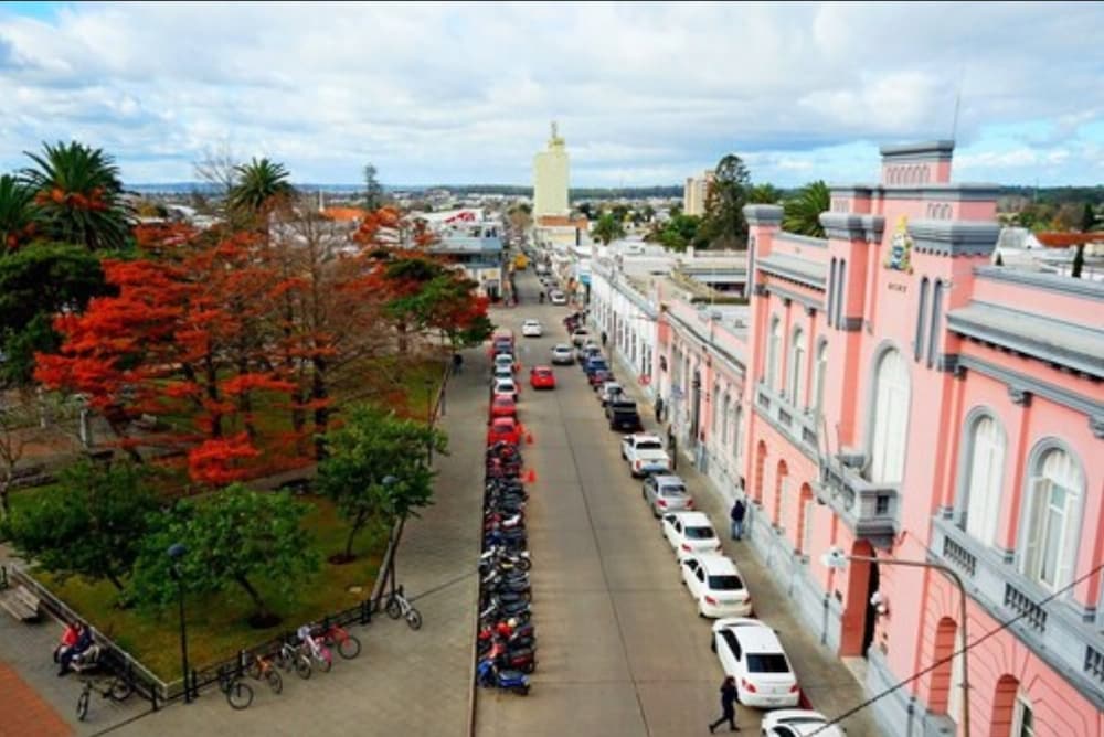 De La Plaza Hotel 50/54
