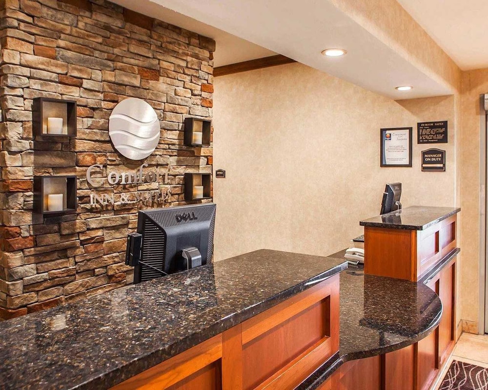 Comfort Inn & Suites Grinnell near I-80 9/32