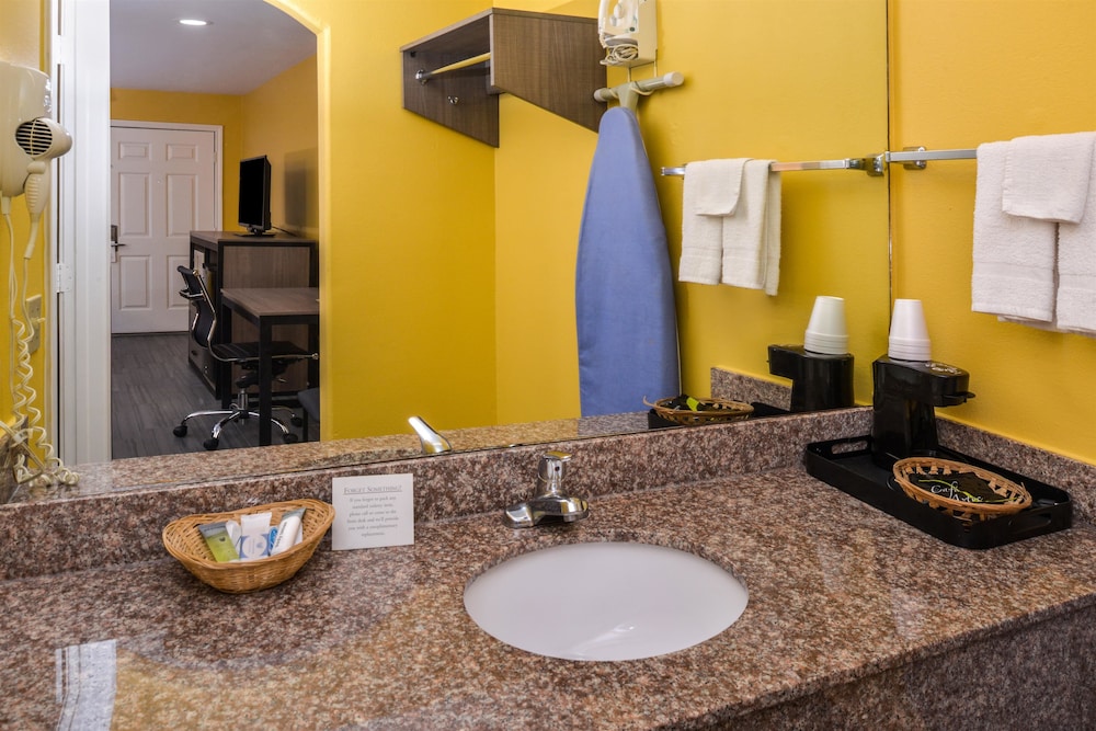Americas Best Value Inn West Columbia 19/26