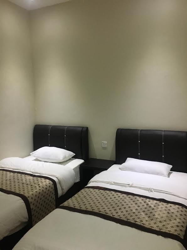 Room, Twin Beds, No Window