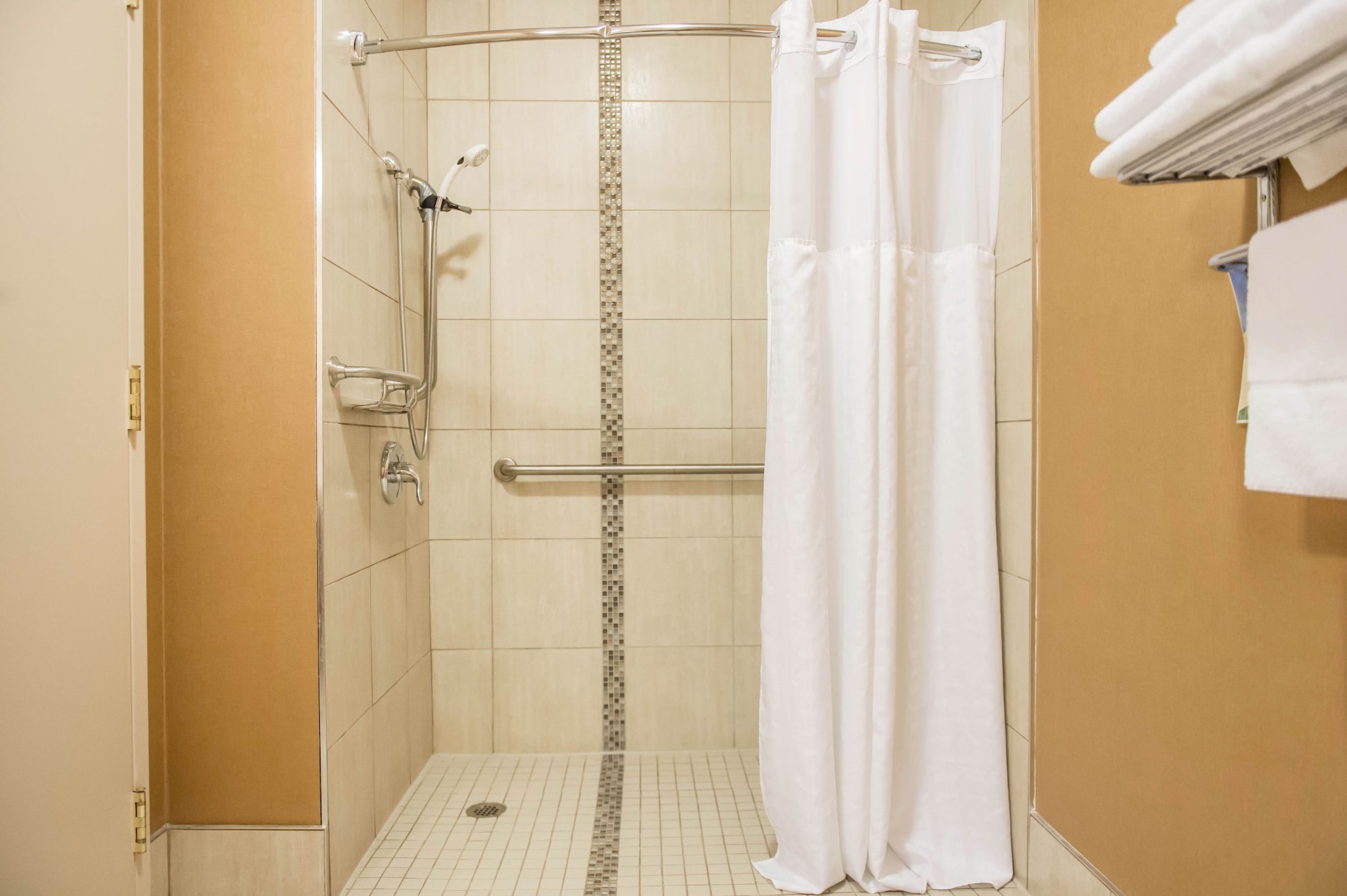 غرفة بسرير كينج، Comfort Inn Brockville, ON 4/4