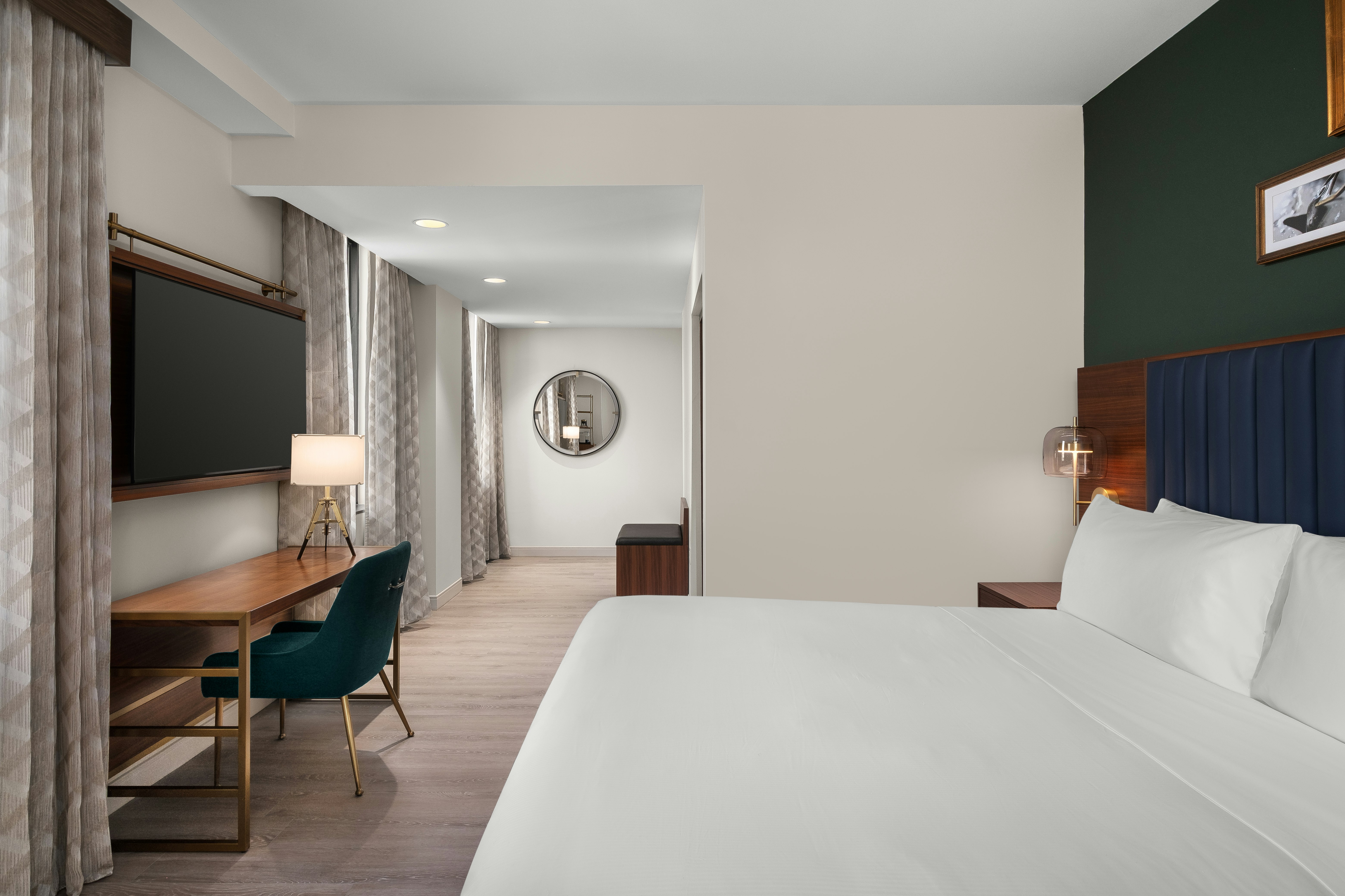 DELUXE, KING BED, THEATER VIEW