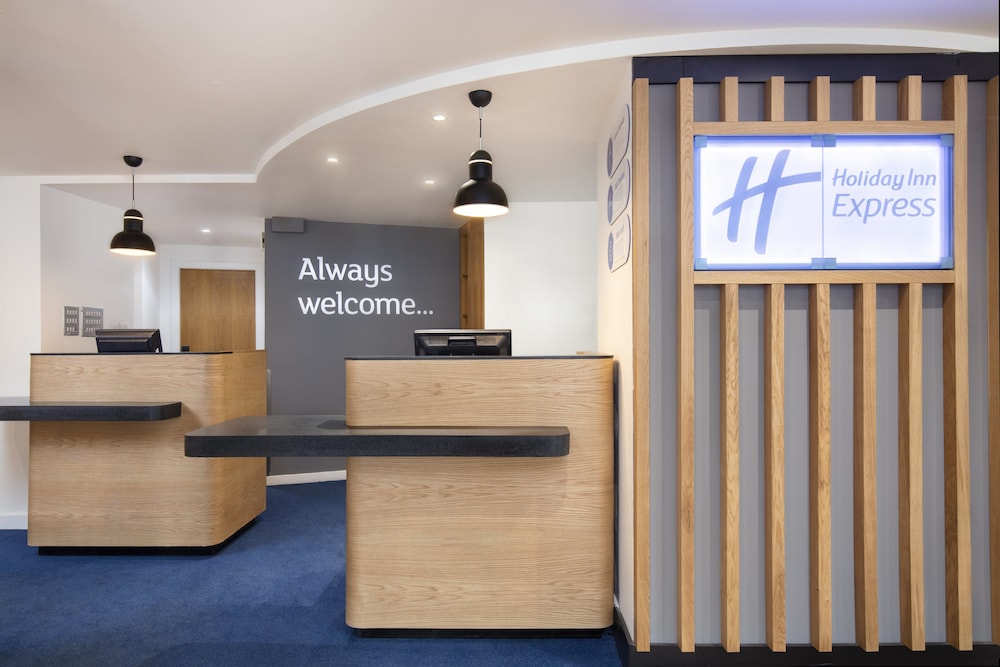 Holiday Inn Express Strathclyde Park M74 Jct 5 8/43