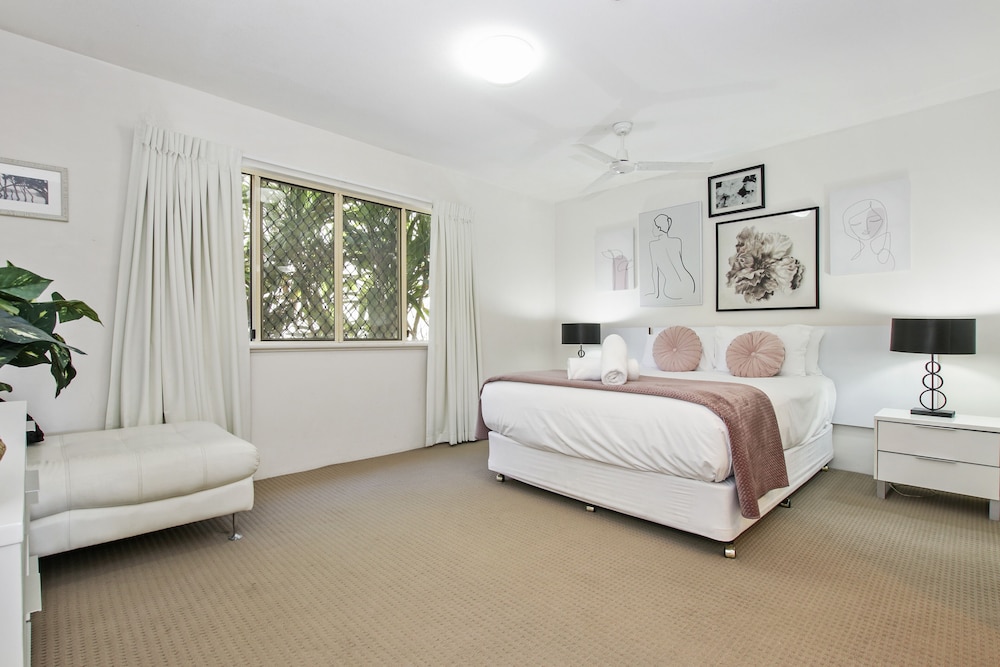 Headland Beach Resort 9/69