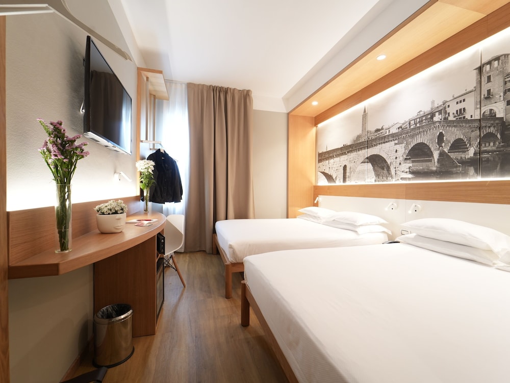 DELUXE, 2 QUEEN BEDS