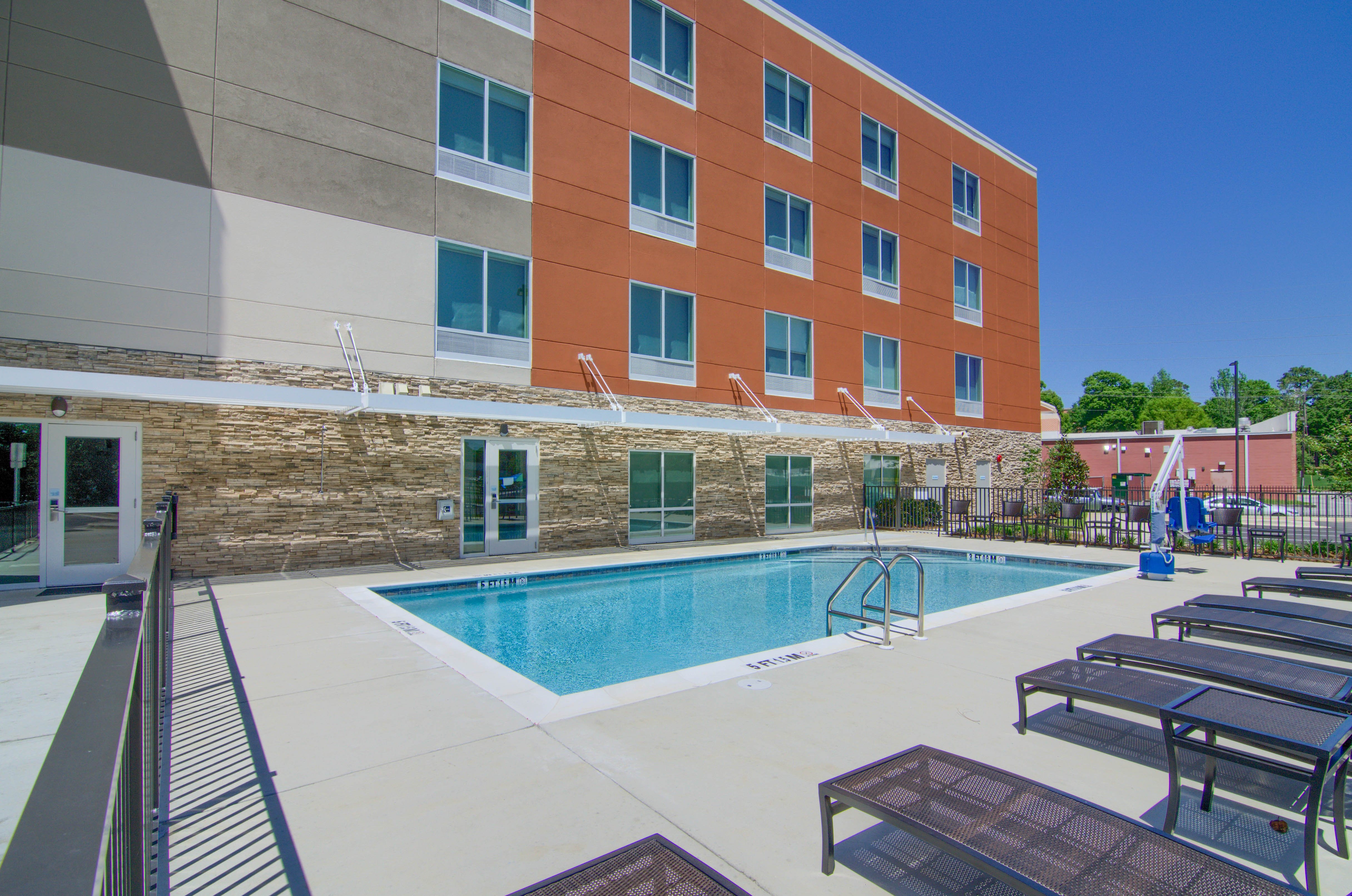 Holiday Inn Express Suites Mobile University Area 1/33