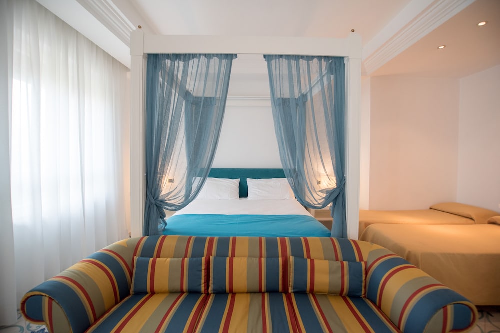 Junior Suite, Partial Sea View