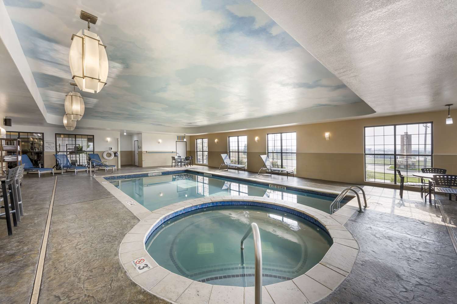 Best Western Plus Emerald Inn & Suites 16/39