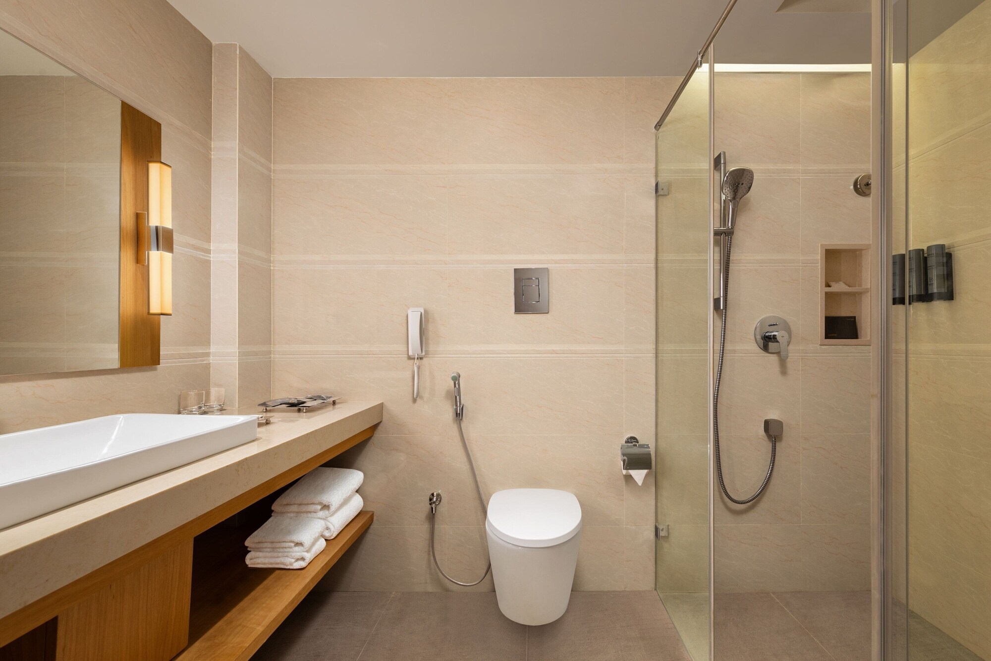 2 Bedrooms, Family Suite, City View 3/3