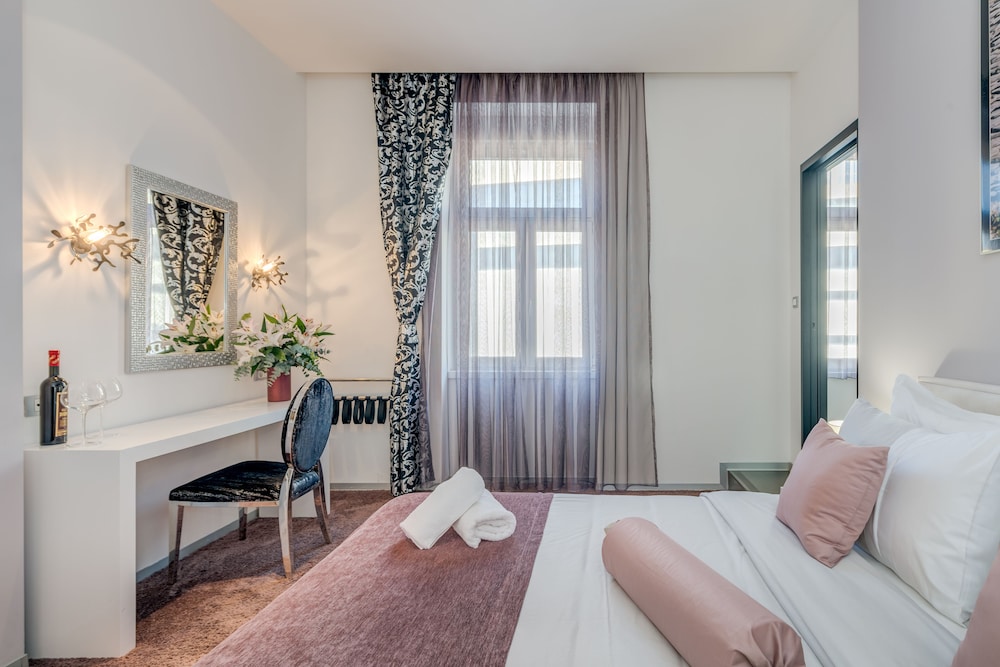 DELUXE, DOUBLE BED, CITY VIEW