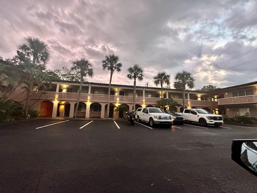Tahitian Inn Spa 58/64