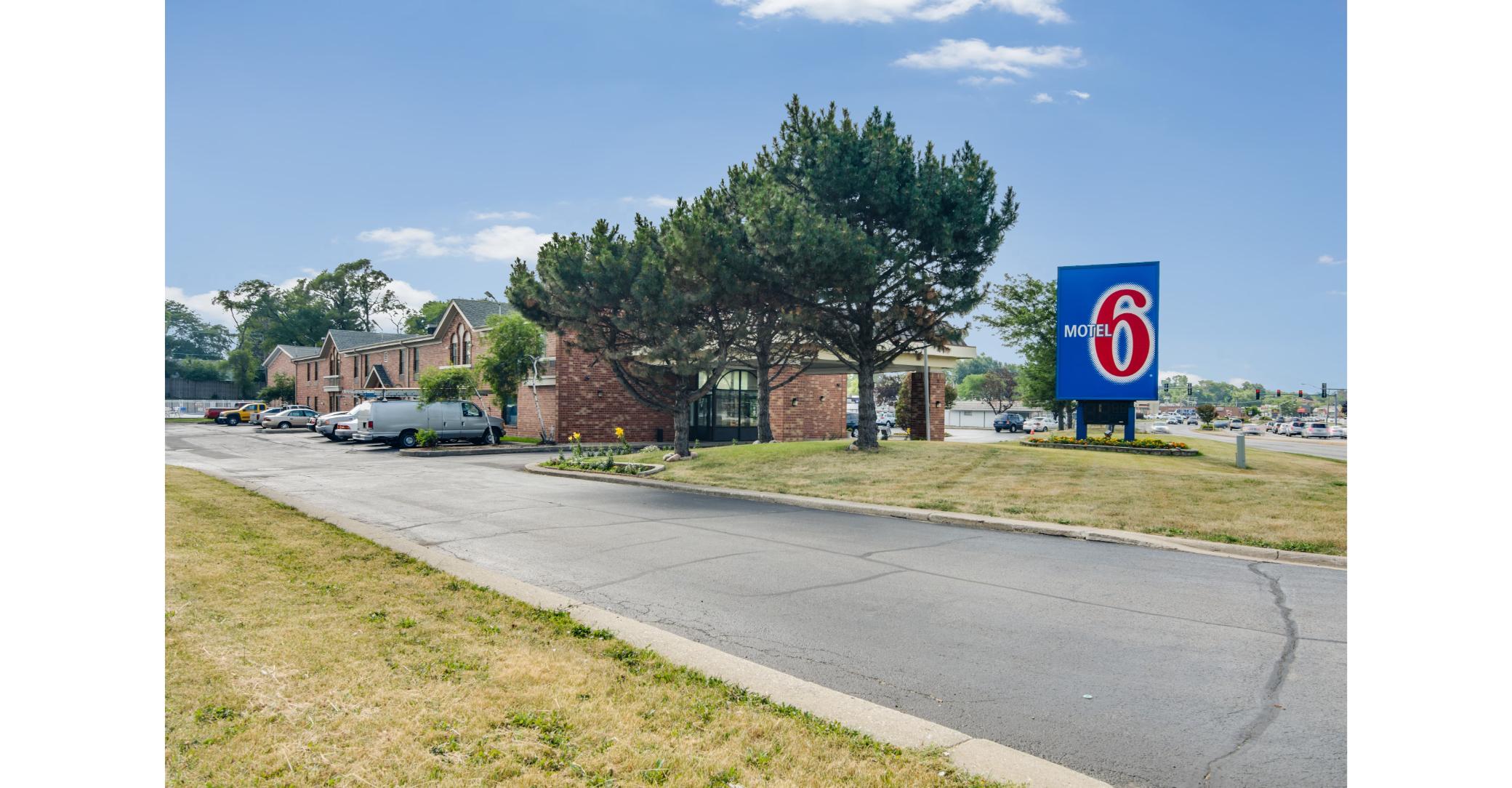 Motel6 Waukegan, IL 50/63