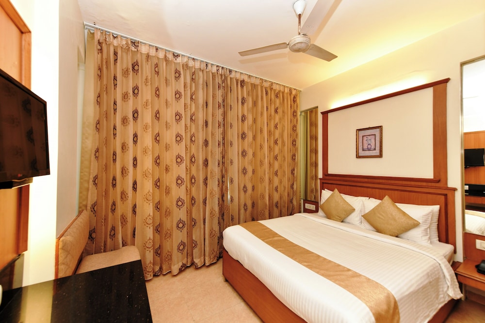 HOTEL ROOPA 24/63