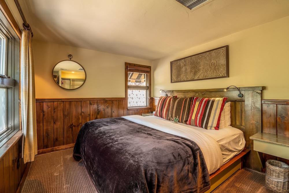 Highland Haven Creekside Inn 14/50