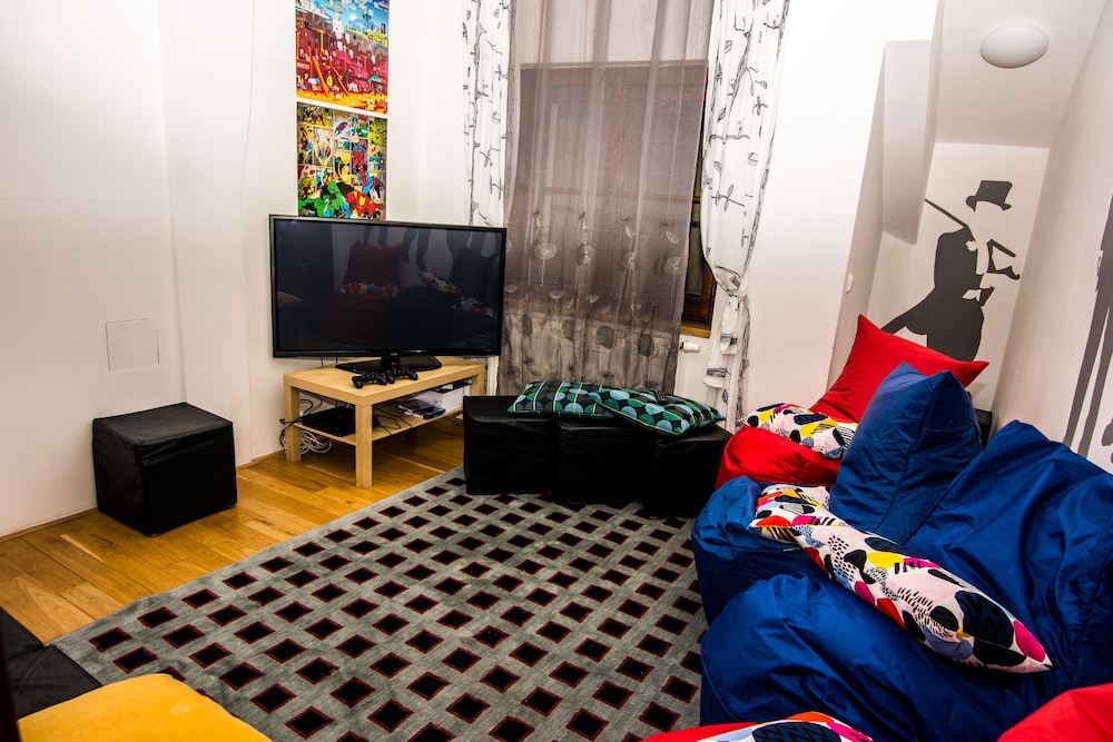 Hostel One Miru 40/64