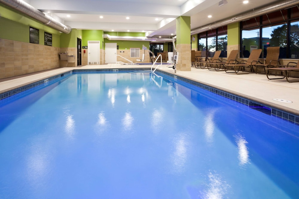 Hampton Inn Minneapolis Roseville 5/42
