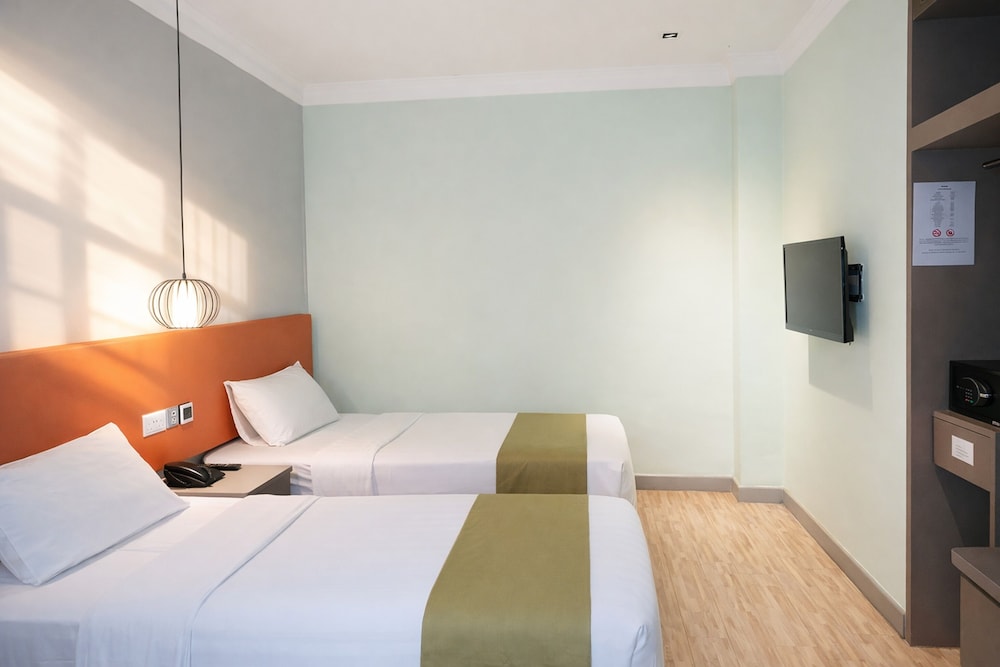 SUPERIOR, TWIN BEDS, NO WINDOW