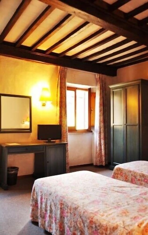 غرفة أساسية بسرير مزدوج