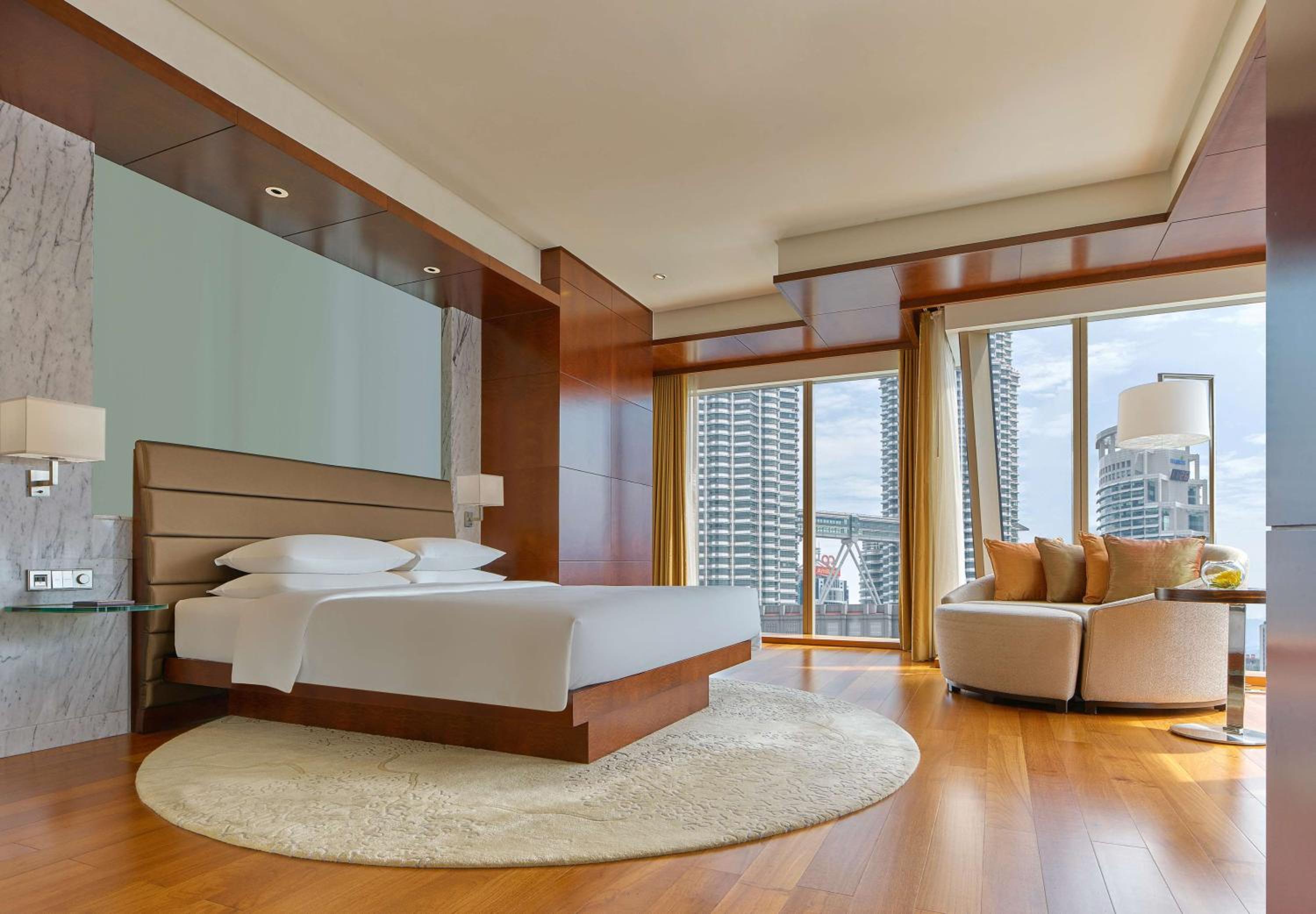 Grand, Suite, King Bed, Twin Towers View