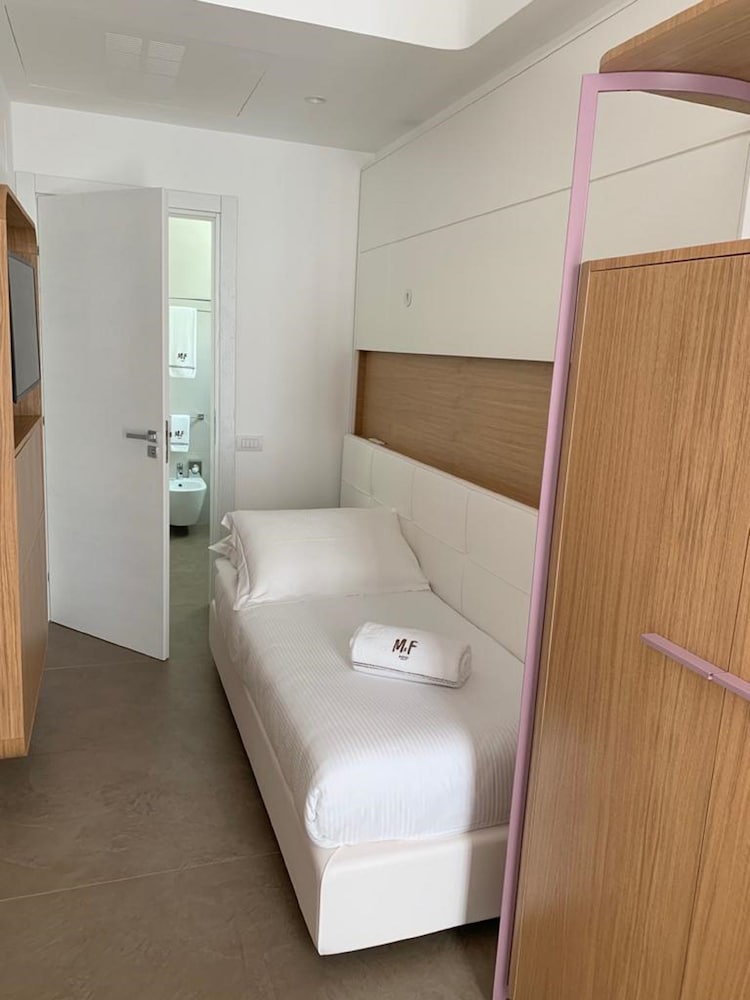 M F Hotel 28/72