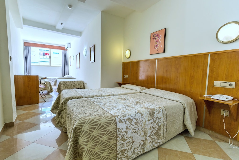 ROOM, QUADRUPLE