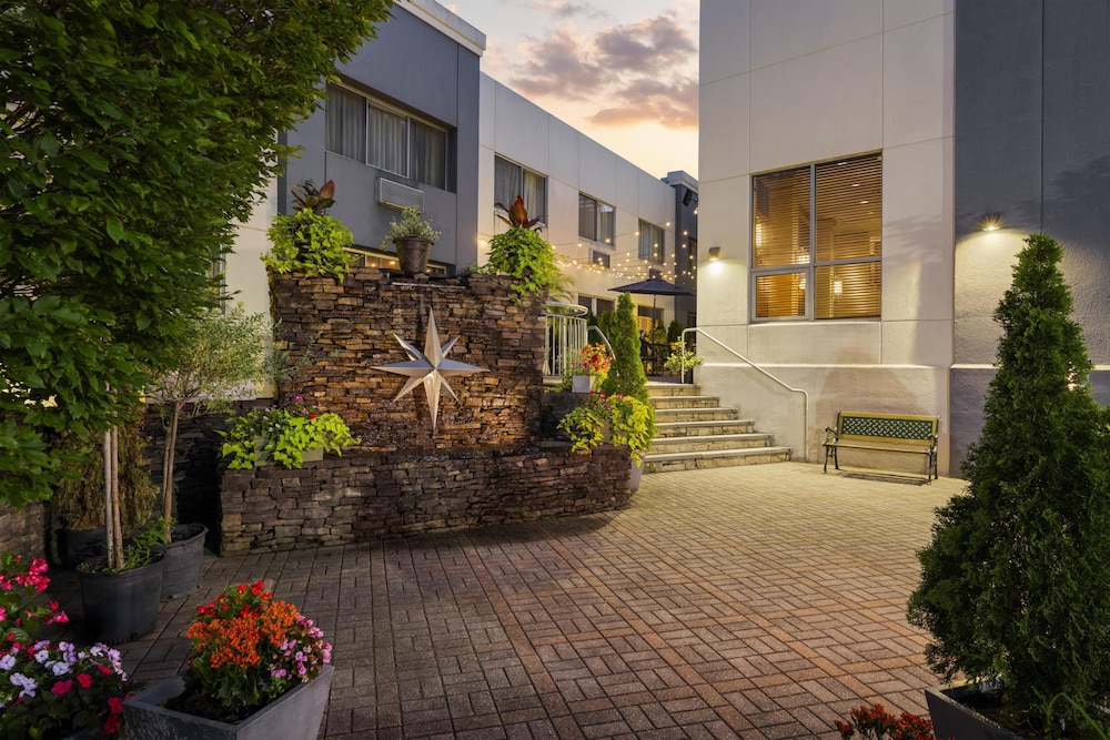Best Western Premier Plainview-Long Island Hotel 47/52
