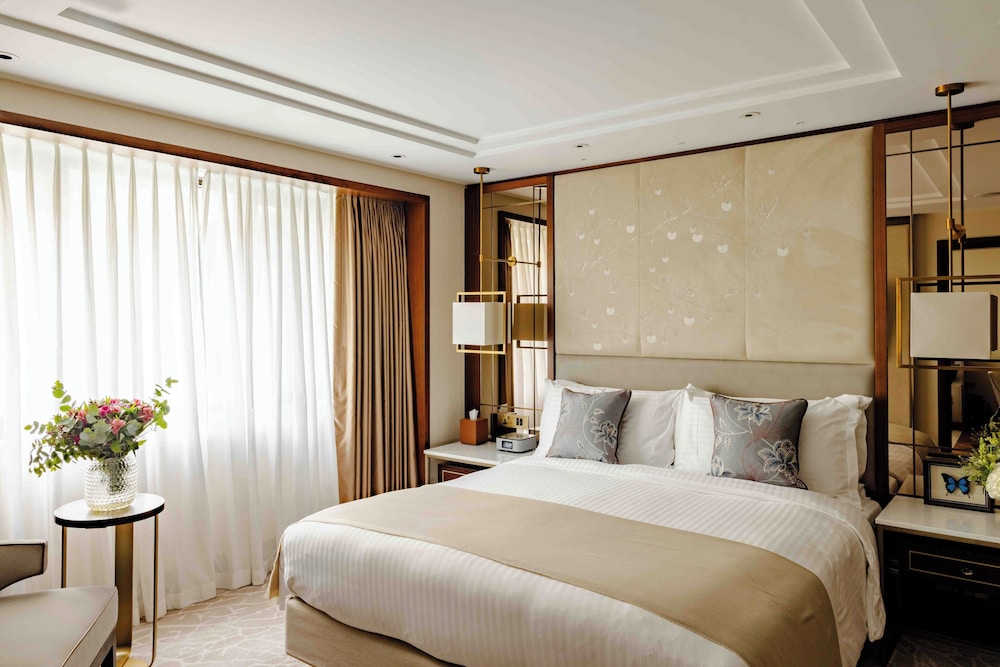 1 Bedroom, Suite, King Bed, Mayfair Floor