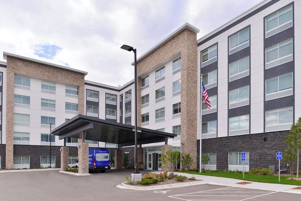 Holiday Inn Express and Suites - Mall of America - MSP Airport 60/68