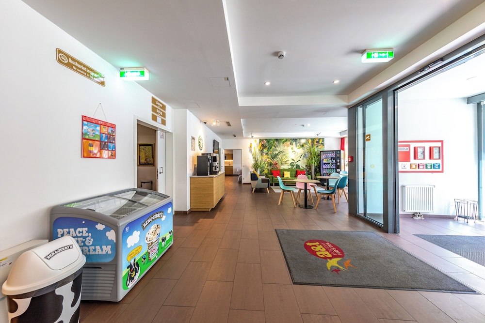 A T Holiday Hostel Wien 70/77