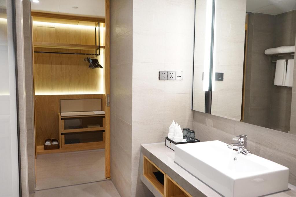 Rezen Longuu Hotel (Zhaoqing Qixingyan scenic spot store) 40/48