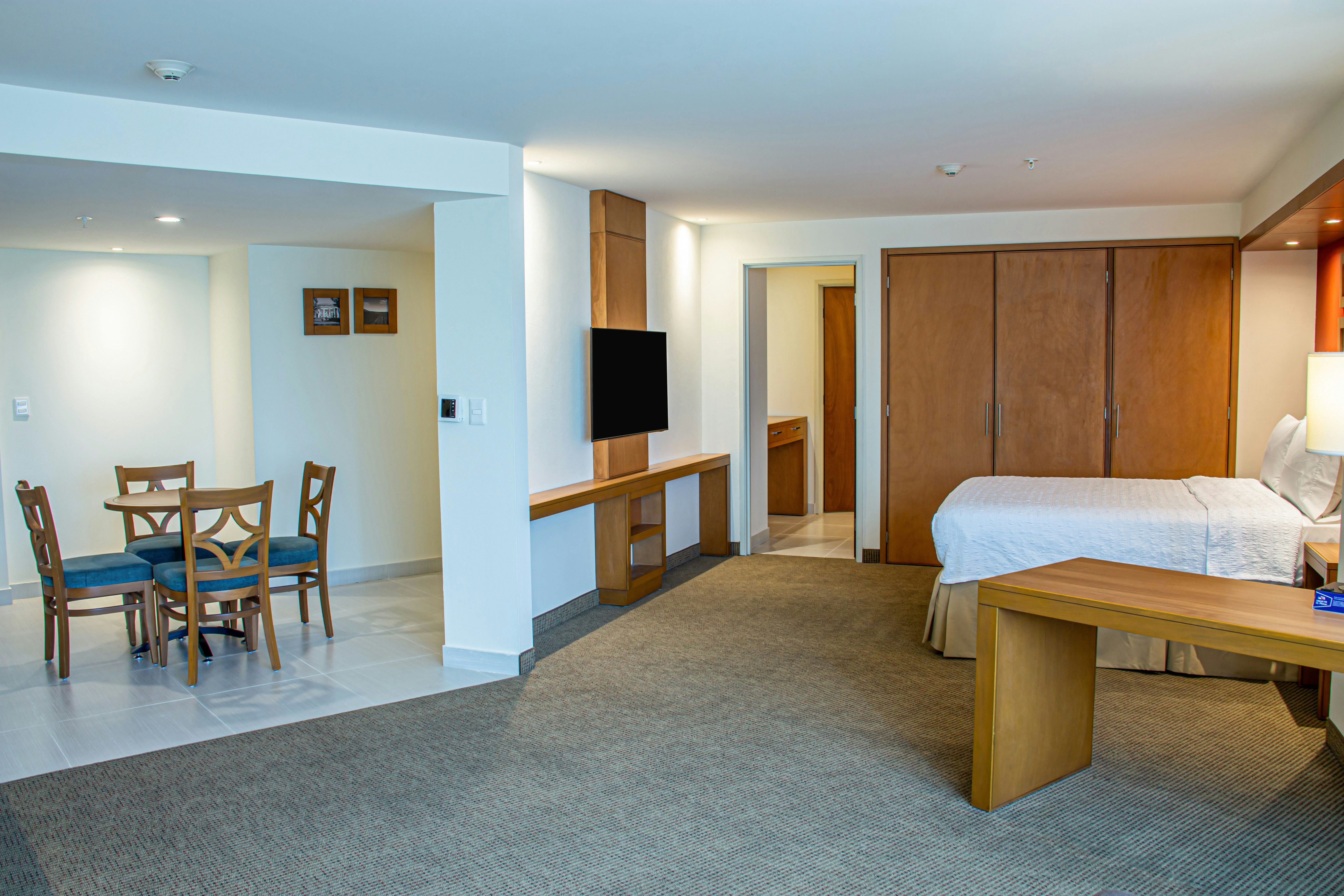 MASTER, SUITE, QUEEN BED