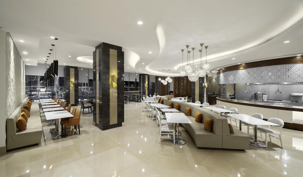 كراون بلازا الرياض منهال(Radisson Blu Hotel and Convention Center, Riyadh Minhal) 9/67